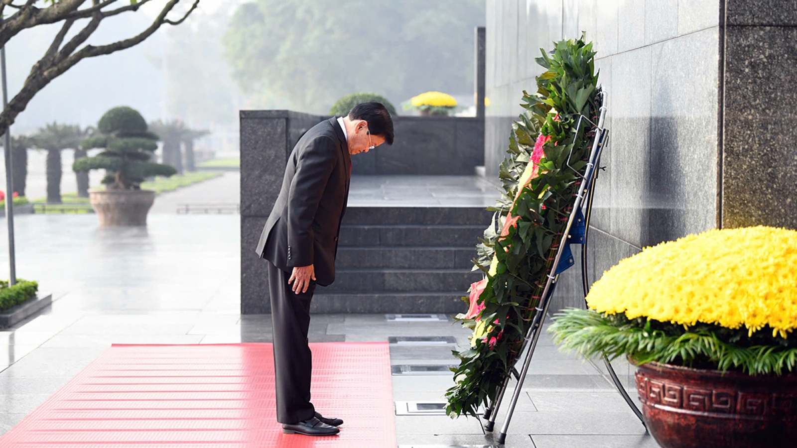 Top Lao leader pays tribute to President Ho Chi Minh in Hanoi