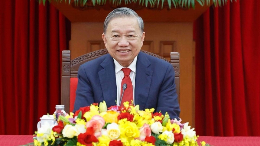 Vietnam, Cuba leaders discuss Party Congress outcomes, pledge closer ties