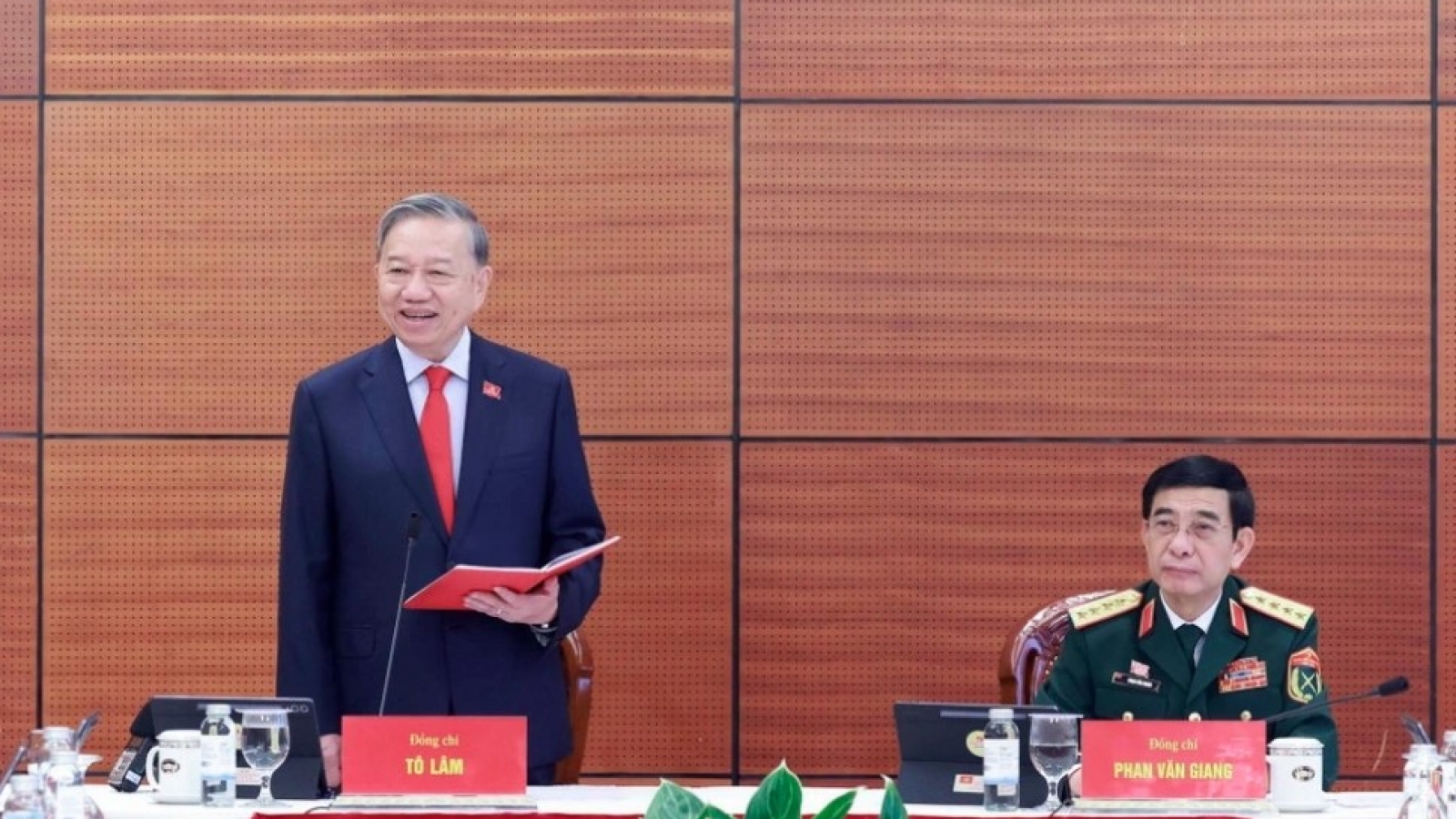 Group discussions on documents submitted to 14th National Party Congress