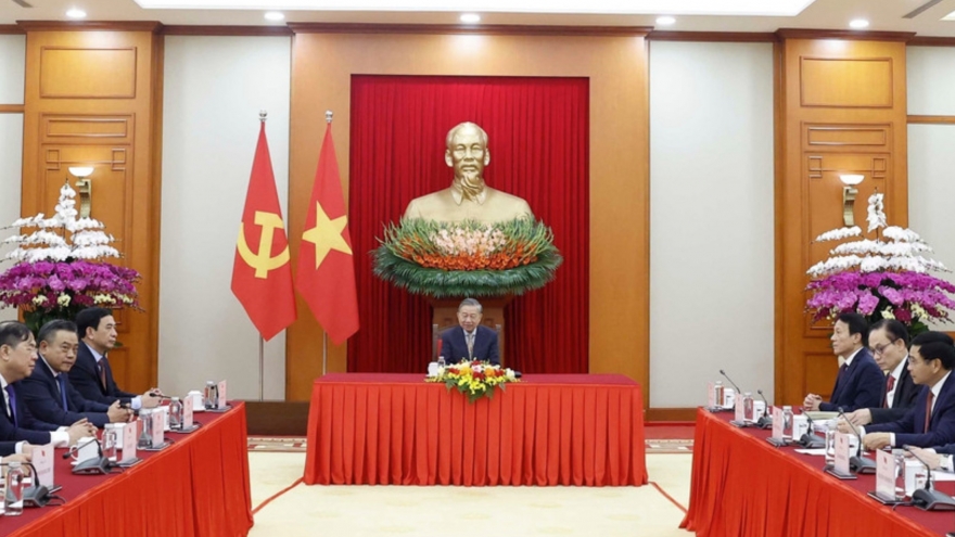 Party General Secretary holds phone talks with RoK President