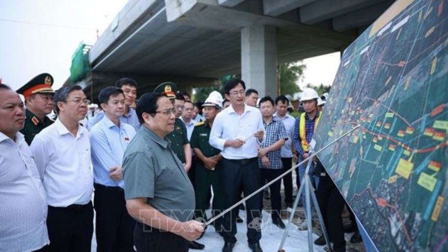 PM calls for accelerated progress of projects ahead of National Party Congress