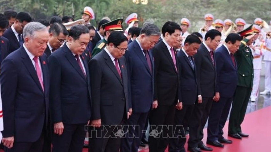 Delegates to 14th National Party Congress pay tribute to President Ho Chi Minh