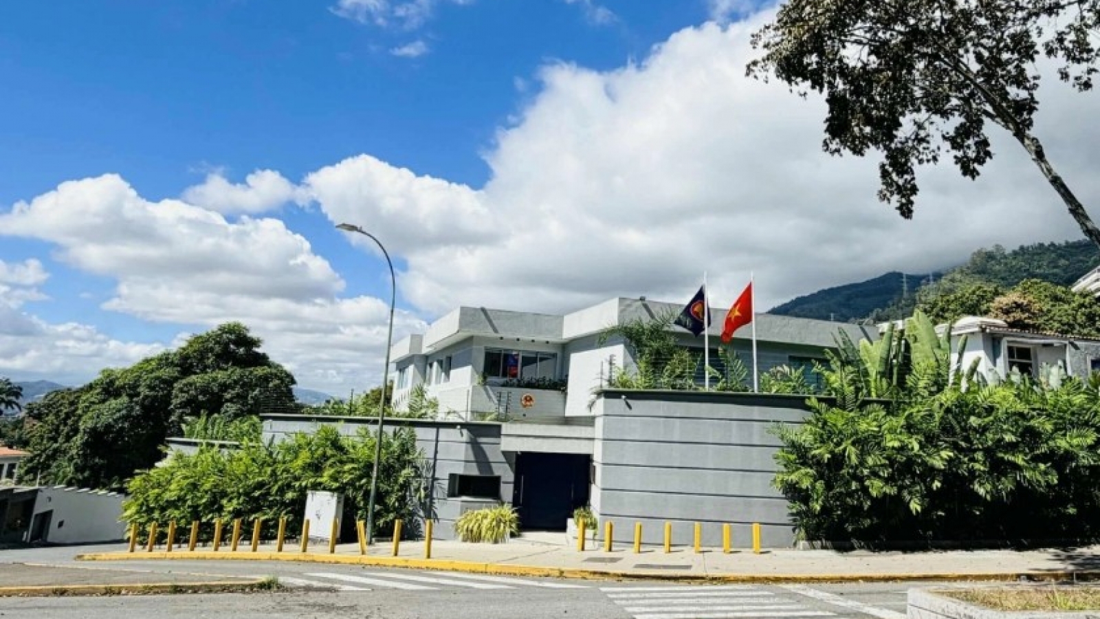 Vietnam Embassy in Venezuela sets up emergency contact channel