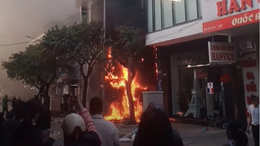 Man rescued from seven-storey building fire on Le Loi Street in Hanoi