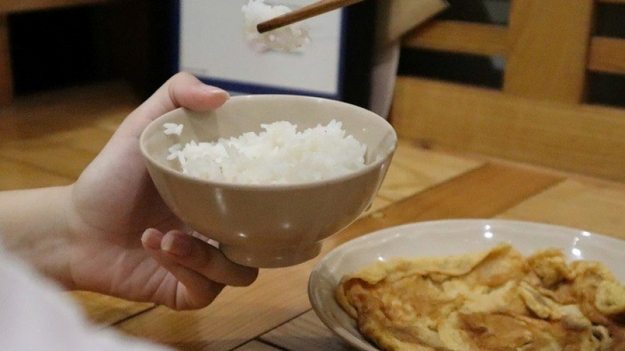 5 thói quen khi ăn cơm cần bỏ ngay nếu không muốn rước bệnh vào người