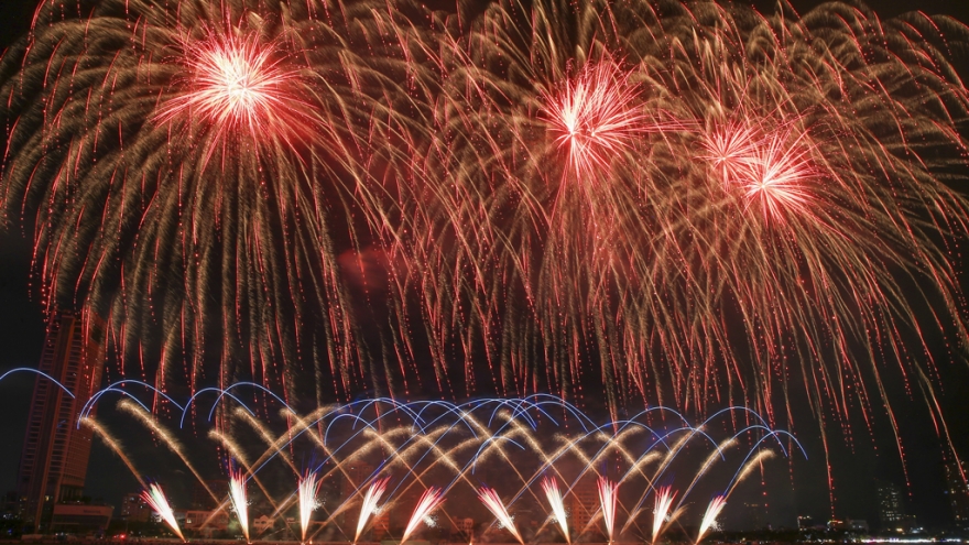 Người dân Thủ đô lần đầu được xem trình diễn pháo hoa nghệ thuật quy mô lớn