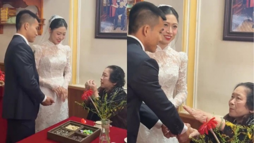 Clip bà ngoại trao vàng, dặn cháu rể gây xúc động