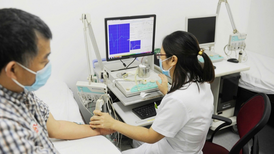 Liệt mặt ngoại biên gia tăng mùa lạnh: Đừng bỏ lỡ “thời điểm vàng” điều trị