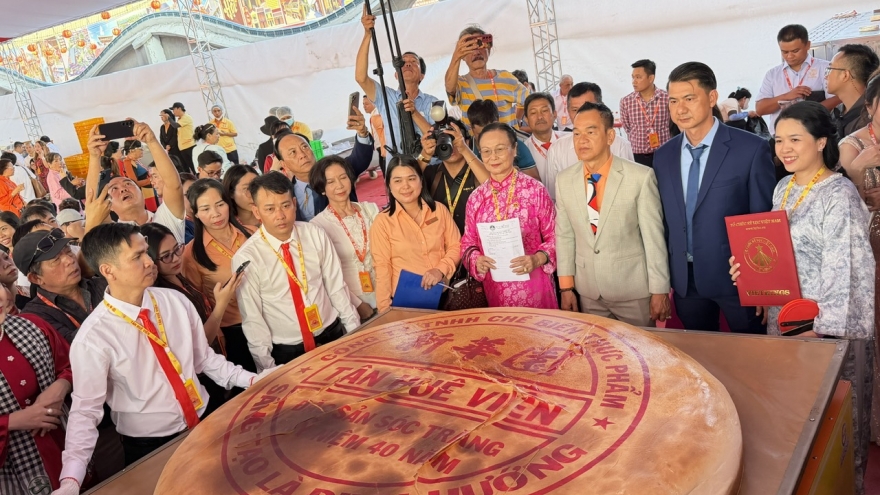 Chiếc bánh pía lớn nhất và cây lạp xưởng dài nhất Việt Nam