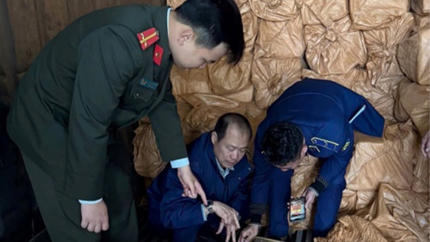 Phát hiện 12 tấn thực phẩm không rõ nguồn gốc tập kết ở Hà Nội