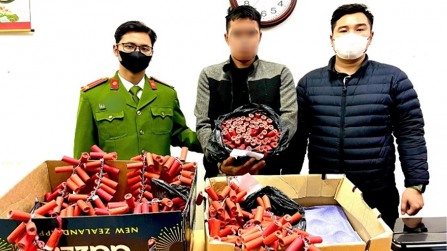 Bắt giữ đối tượng mua bán, vận chuyển pháo nổ trái phép tại Ga Hà Nội