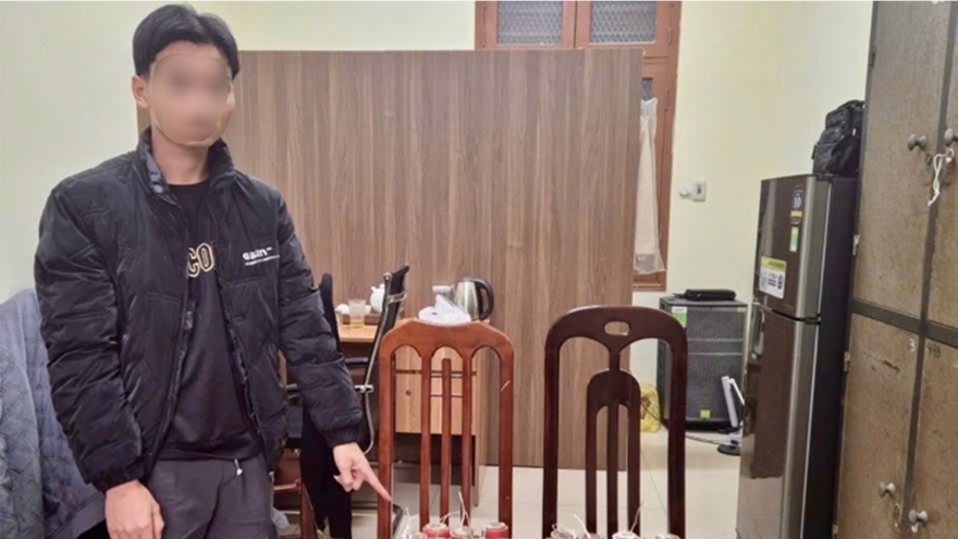 Bắt giữ nam thanh niên sản xuất pháo nổ trái phép tại nhà nghỉ ở Hà Nội