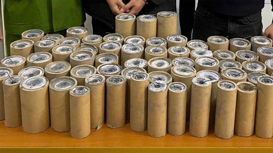 Bắt nóng đối tượng vận chuyển gần 70kg pháo nổ giữa trung tâm Hà Nội