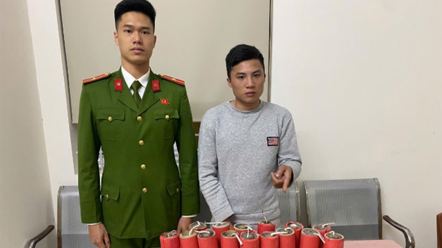 Bắt quả tang đối tượng buôn pháo nổ, giấu heroin trong người