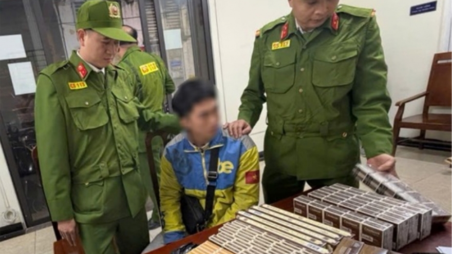Bắt quả tang khối lượng lớn thuốc lá lậu trong đêm ở Hà Nội