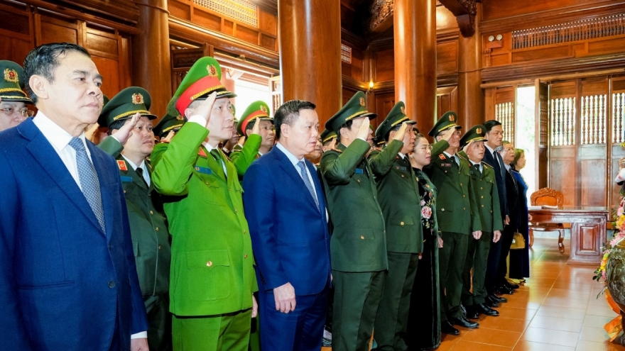 Bộ trưởng Bộ Công an dâng hương tưởng niệm Chủ tịch Hồ Chí Minh tại Nghệ An