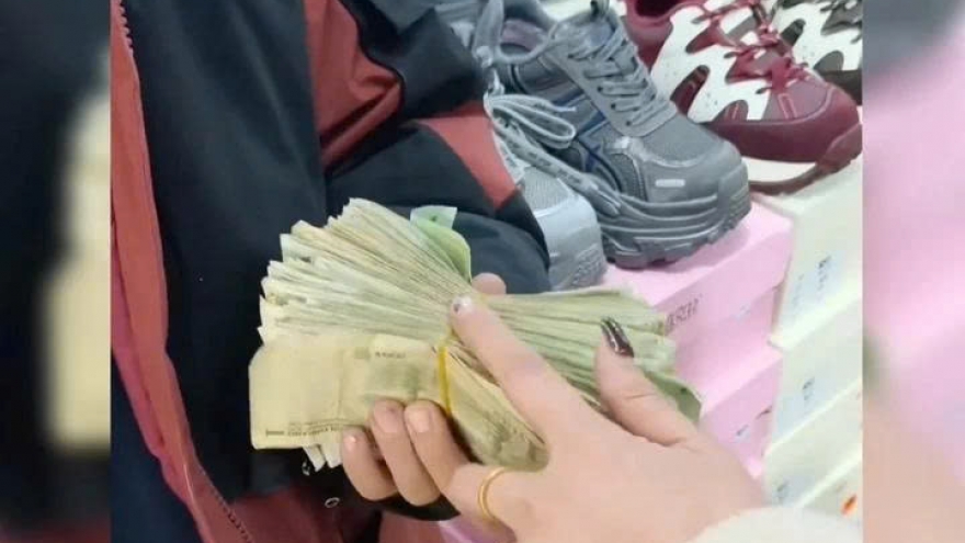 Cậu bé 11 tuổi nhịn tiêu vặt suốt 6 tháng để mua giày tặng mẹ dịp sinh nhật