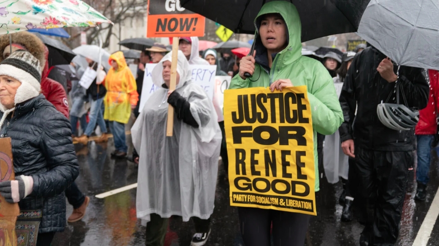 Biểu tình bùng phát trên khắp nước Mỹ