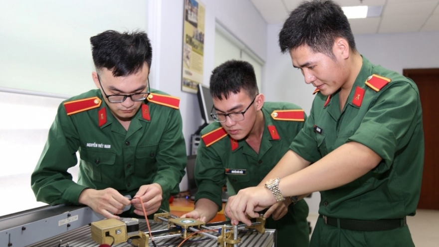 Sinh viên xuất sắc được tuyển vào quân đội được hưởng phụ cấp 250% lương