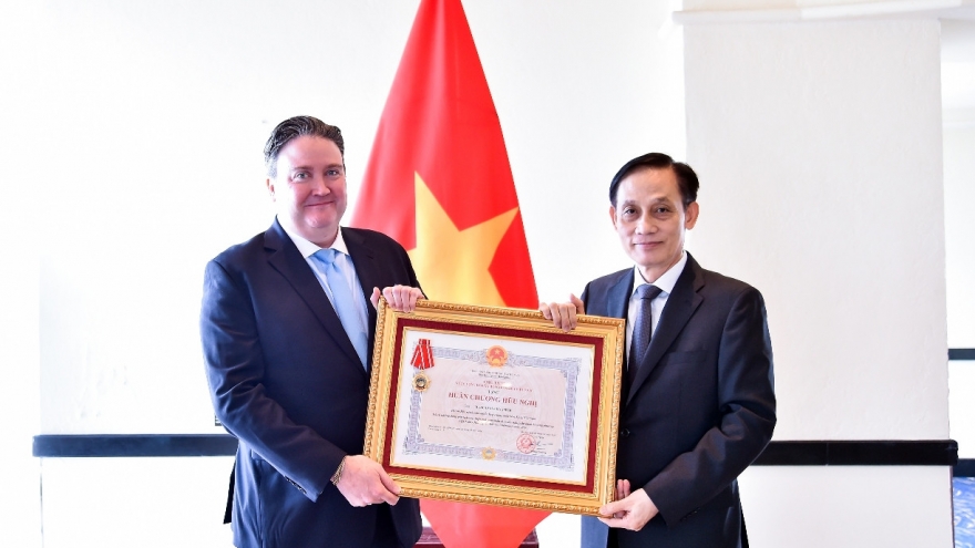 Trao Huân chương Hữu nghị cho Đại sứ Hoa Kỳ tại Việt Nam Marc Evans Knapper