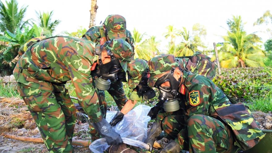 Bộ CHQS tỉnh Cà Mau bàn giao gần 1,5 tấn bom cho Lữ đoàn Công binh 25 để tiêu huỷ