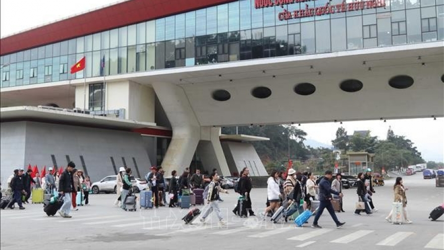 Huu Nghi Border Gate bustles with cross-border travel at year’s start