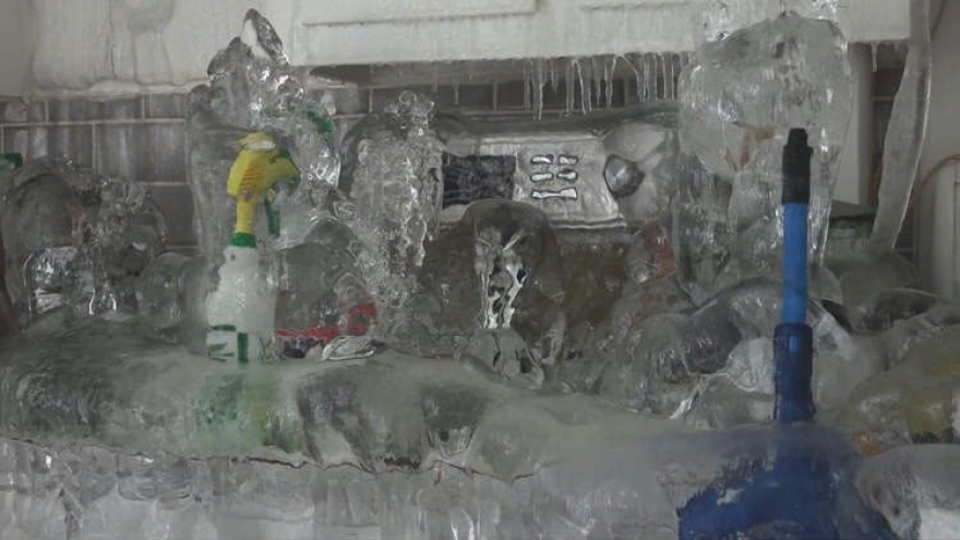 Chủ "khóc ròng" khi thấy nhà thành "lâu đài băng" do người thuê làm việc này