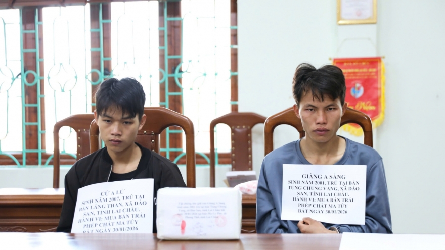 Bắt giữ 2 đối tượng cùng 2 bánh heroin