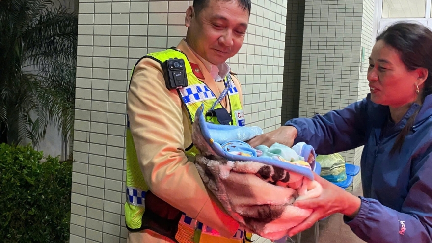 Cảnh sát giao thông dẫn đường đưa sản phụ đi cấp cứu