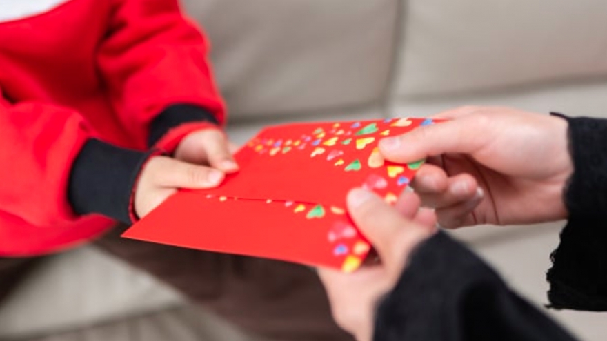 Tự ý "giữ giùm" tiền lì xì của con, cha mẹ có thể bị phạt tới 30 triệu đồng