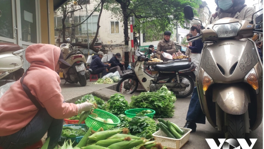 Mua sắm dịp Tết: Khi chợ truyền thống lộ rõ điểm yếu trước siêu thị