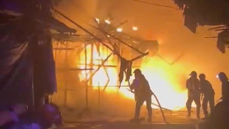 TP.HCM: Cháy nhiều căn nhà ở phường Bình Đông, chưa thống kê được thiệt hại