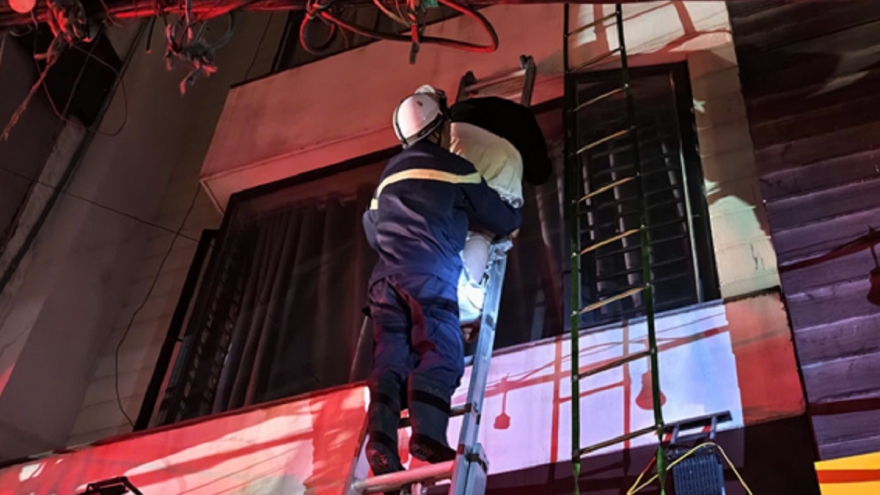 Cháy lớn lúc nửa đêm ở Minh Khai, cảnh sát Hà Nội giải cứu kịp thời người mắc kẹt