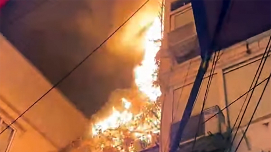 Cháy ngùn ngụt tại nhà dân ở phố Hoàng Mai, Hà Nội