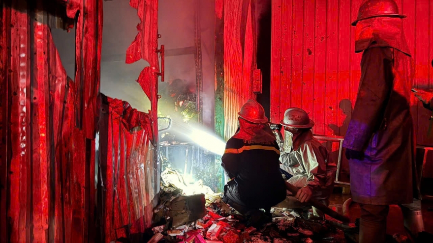 Kịp thời ngăn đám cháy lan sang khu nhà xưởng 1.000m2 tại Từ Liêm