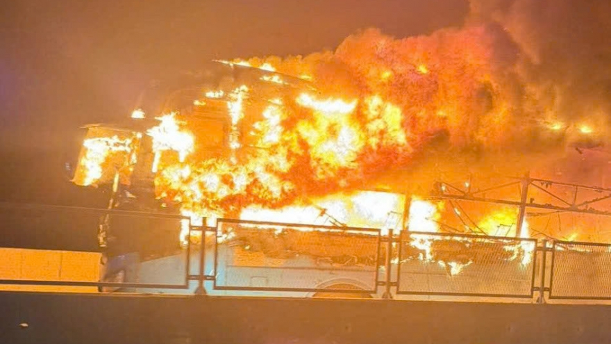 Cháy xe giường nằm trên cao tốc, 1 người tử vong