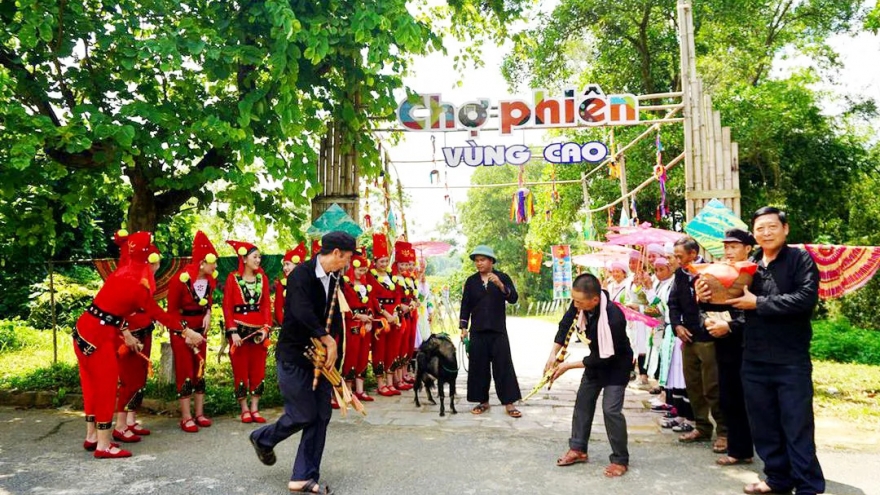 Ghé chợ phiên vùng cao, ăn xôi ngũ sắc, xem lễ cầu mùa ngay tại Hà Nội