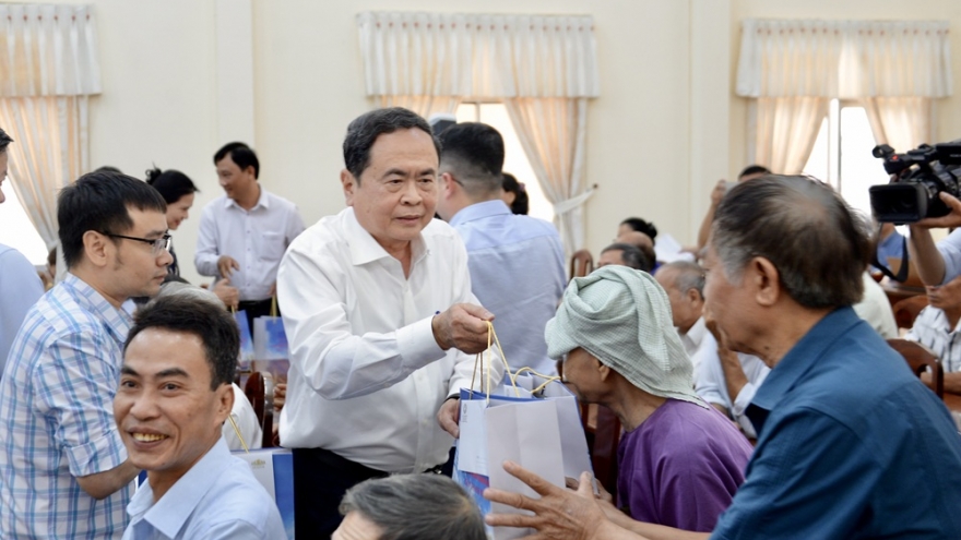 Chủ tịch Quốc hội thăm, tặng quà cho gia đình chính sách, hộ nghèo tại Cần Thơ