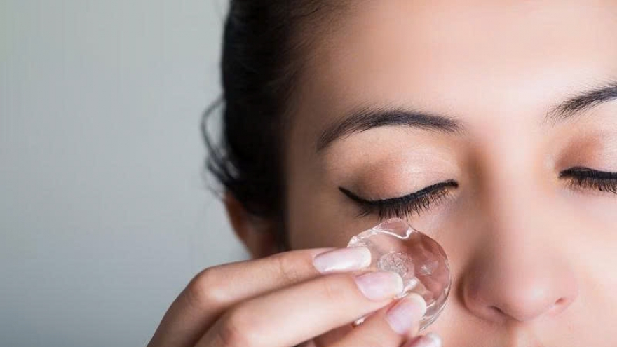 Chườm nước đá có thật sự giúp giảm bọng mắt và mụn trứng cá?