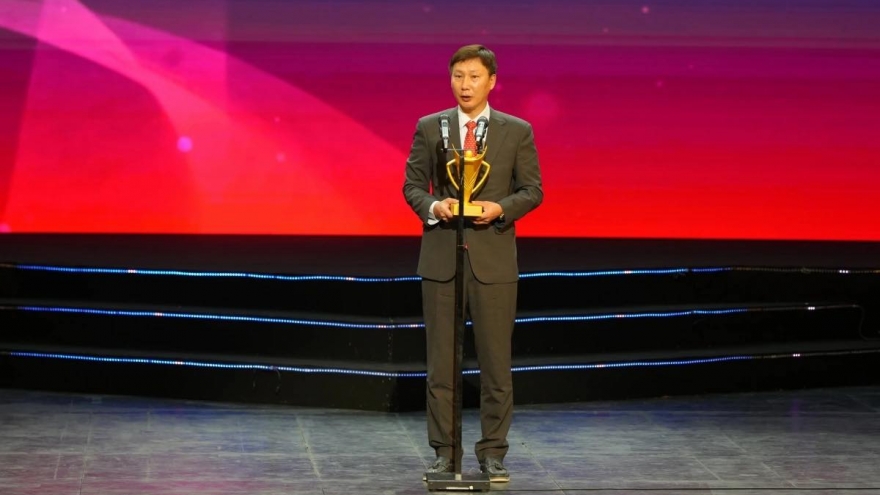 Coach Kim Sang-sik and Nguyen Dinh Bac honoured at Victory Cup Awards