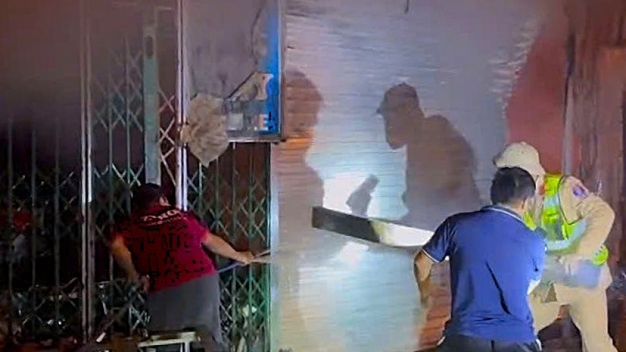 Cảnh sát giao thông phá cửa cứu 11 người thoát khỏi ngôi nhà cháy