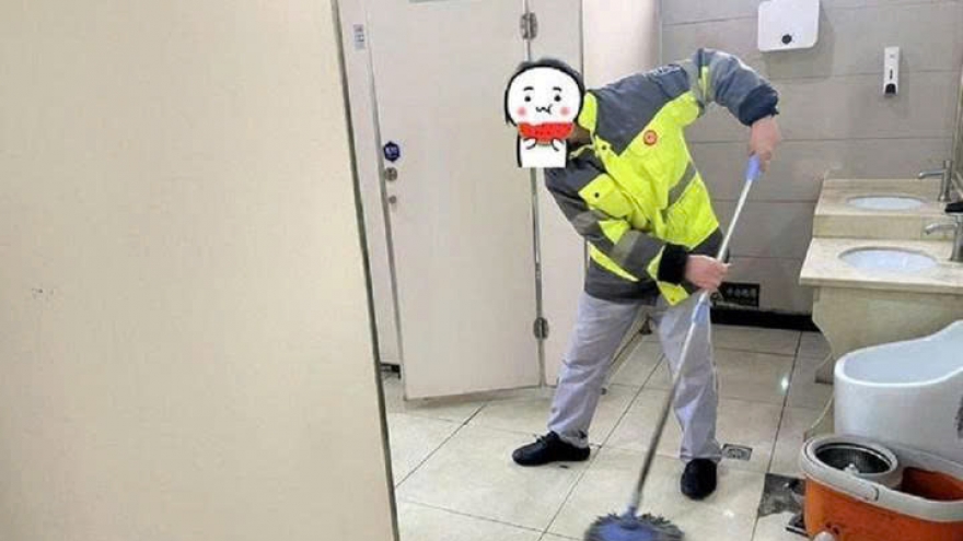 Lý do cửa nhà vệ sinh công cộng luôn có khe hở