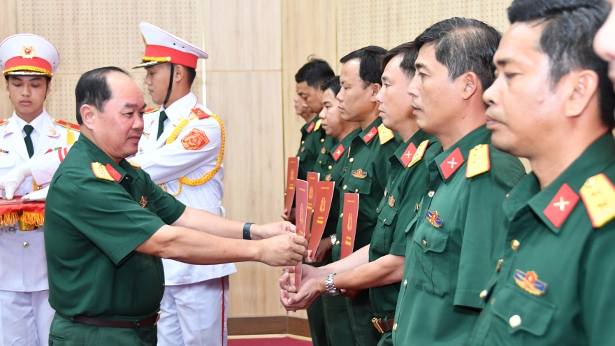 An Giang trao quyết định bổ nhiệm 102 chỉ huy trưởng ban CHQS xã, phường