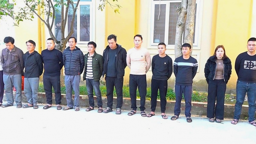 Cảnh sát đột kích lô cốt tầng hầm có 4 lớp cửa thép bắt nhóm đánh bạc