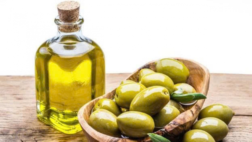 Bôi dầu ô liu lên da mỗi ngày: Lợi ích bất ngờ và những điều cần lưu ý