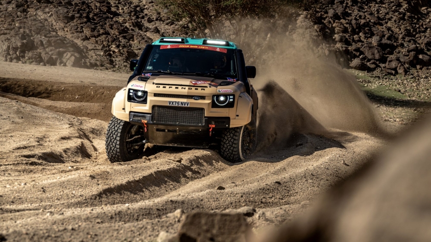 Defender Rally chiến thắng ngay lần đầu tham dự Dakar Rally