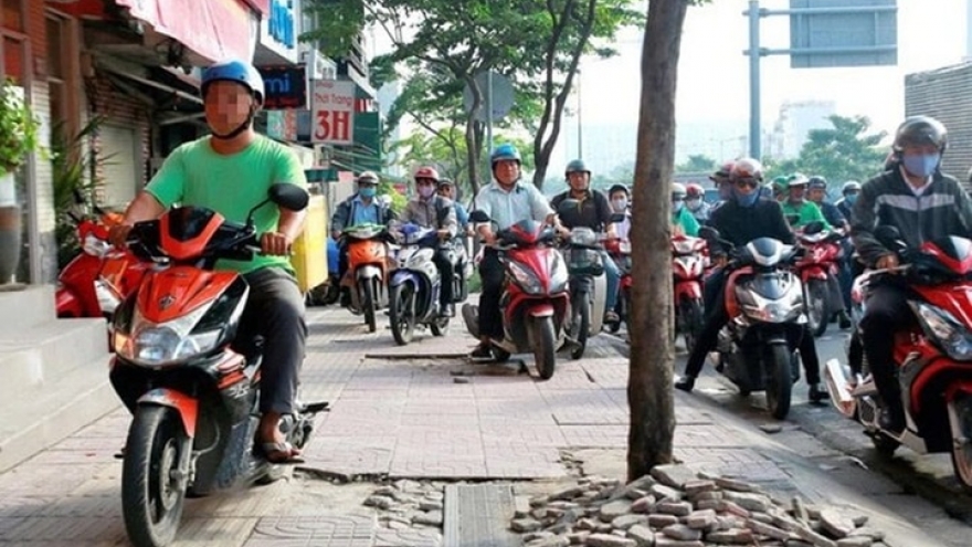 Đi xe máy lên vỉa hè bị phạt bao nhiêu tiền, trường hợp nào không bị phạt?