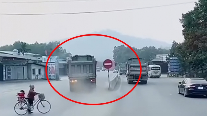 Xử phạt xe tải đi ngược chiều ở Hà Nội qua phản ánh trên mạng xã hội