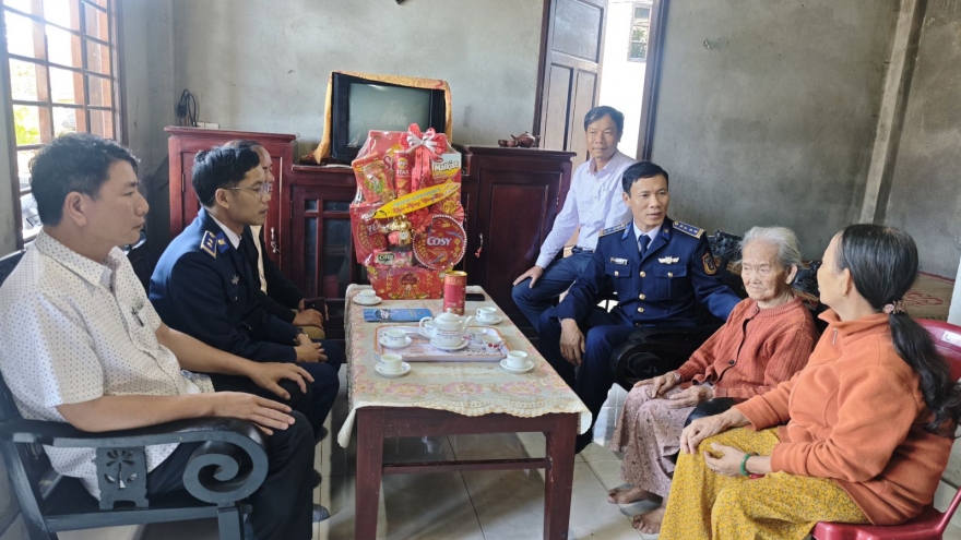 Bộ Tư lệnh Vùng Cảnh sát biển 2 thăm, tặng quà Mẹ Việt Nam Anh hùng dịp Tết