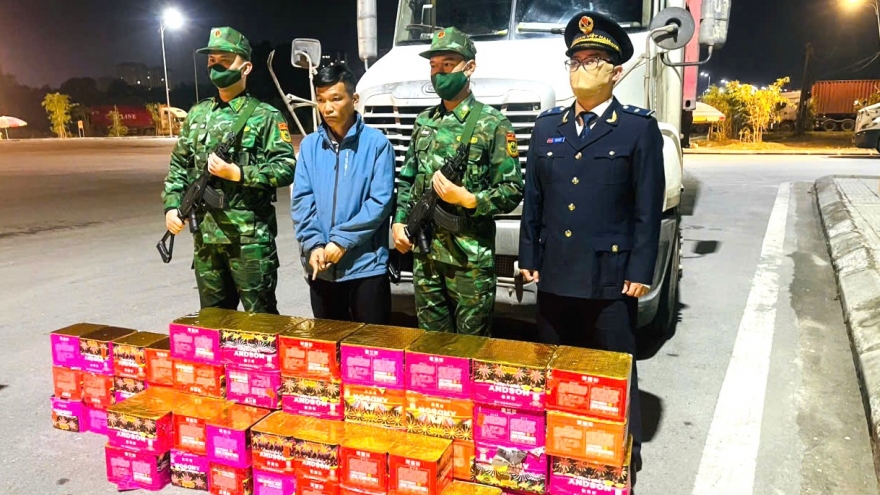 Giấu 1,6 tạ pháo trong xe container vận chuyển qua biên giới